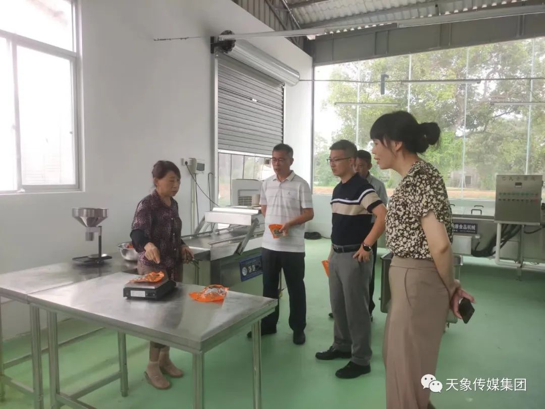合浦县人大副主任花伟隆到党江镇蔬菜加工厂考察