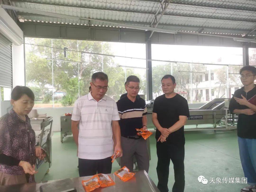 合浦县人大副主任花伟隆到党江镇蔬菜加工厂考察